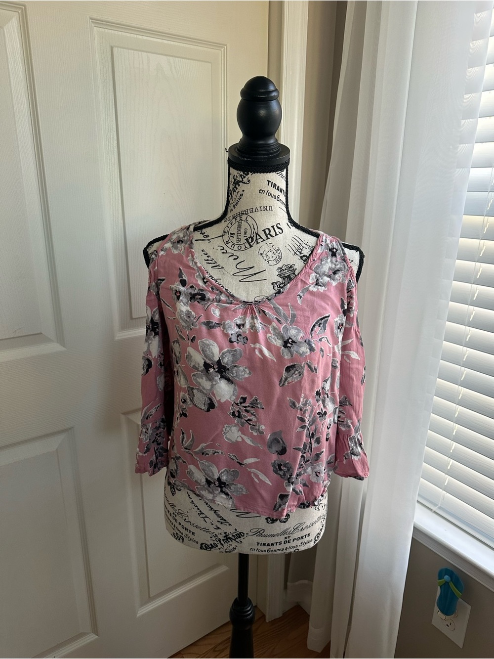 Open Shoulder Long Sleeve Shirt – Pink with Grey Flowers